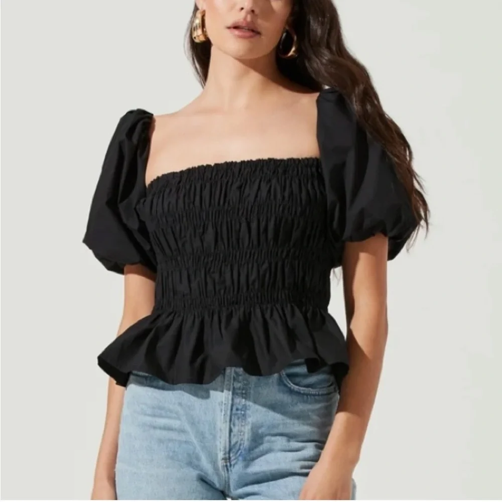 Astr the label Savina Black Smocked Puff Sleeve Blouse Sz small S